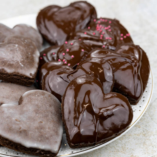 Gingerbreads with strawberry filling